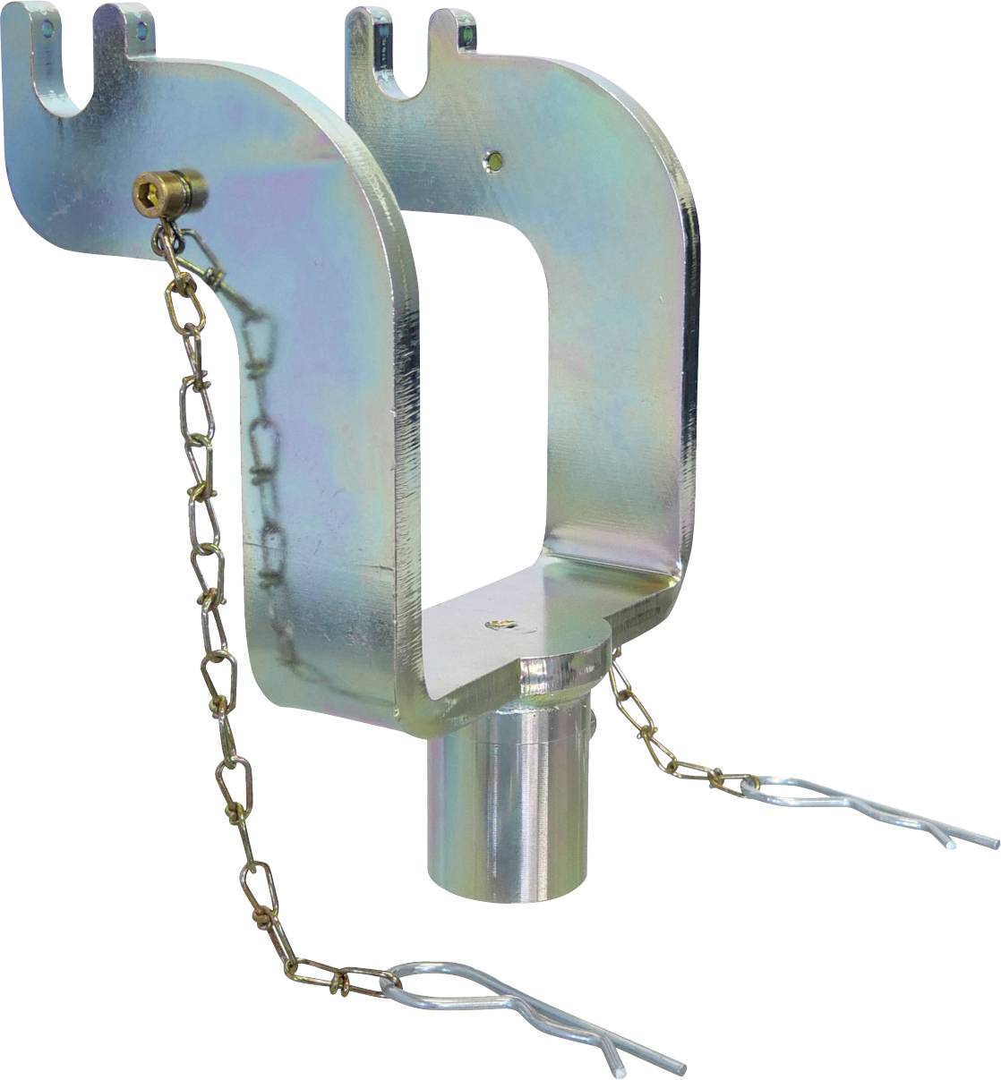 Metallische Anhängerkupplung mit Sicherheitskette und Clips, ausgelegt für sichere Befestigung an einem Zugfahrzeug.