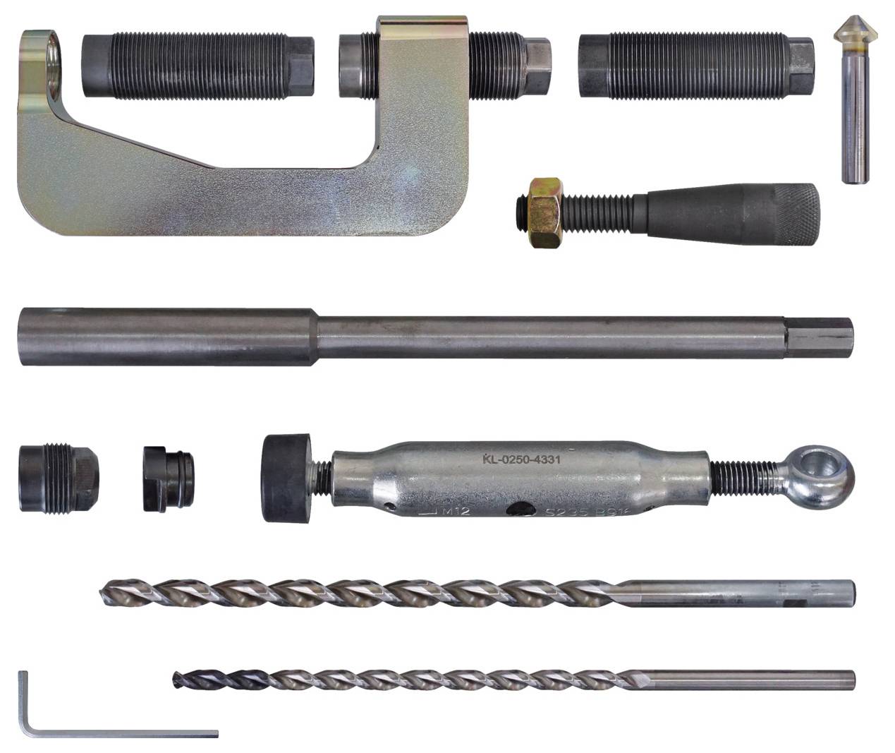 Ein Satz Metallwerkzeuge, bestehend aus Gewindestangen, einer Spannzwinge, Bohrern und einem L-förmigen Innensechskantschlüssel, angeordnet auf weißem Hintergrund.