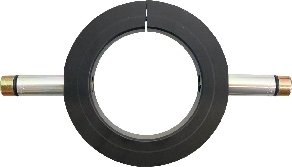 Offener schwarzer Werkzeugkoffer mit organisierten Fächern, die verschiedene Metallwerkzeuge und Komponenten für mechanische Arbeiten oder Reparaturarbeiten enthalten.