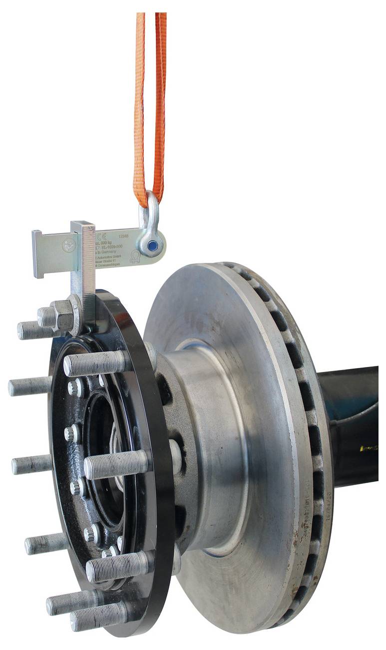 Eine Bremsscheibe und Radnabenbaugruppe wird von einem orangefarbenen Riemen aufgehängt und zeigt die Befestigung und das Strukturdesign der Komponenten.