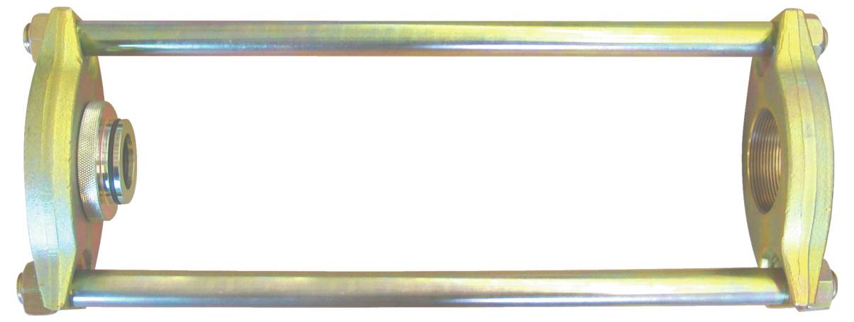 Eine behandschuhte Hand benutzt ein Werkzeug, um eine Radmutter auf einer Bremsscheibe eines Autos festzuziehen oder zu lockern, was auf Fahrzeugwartung oder Reparatur hindeutet.