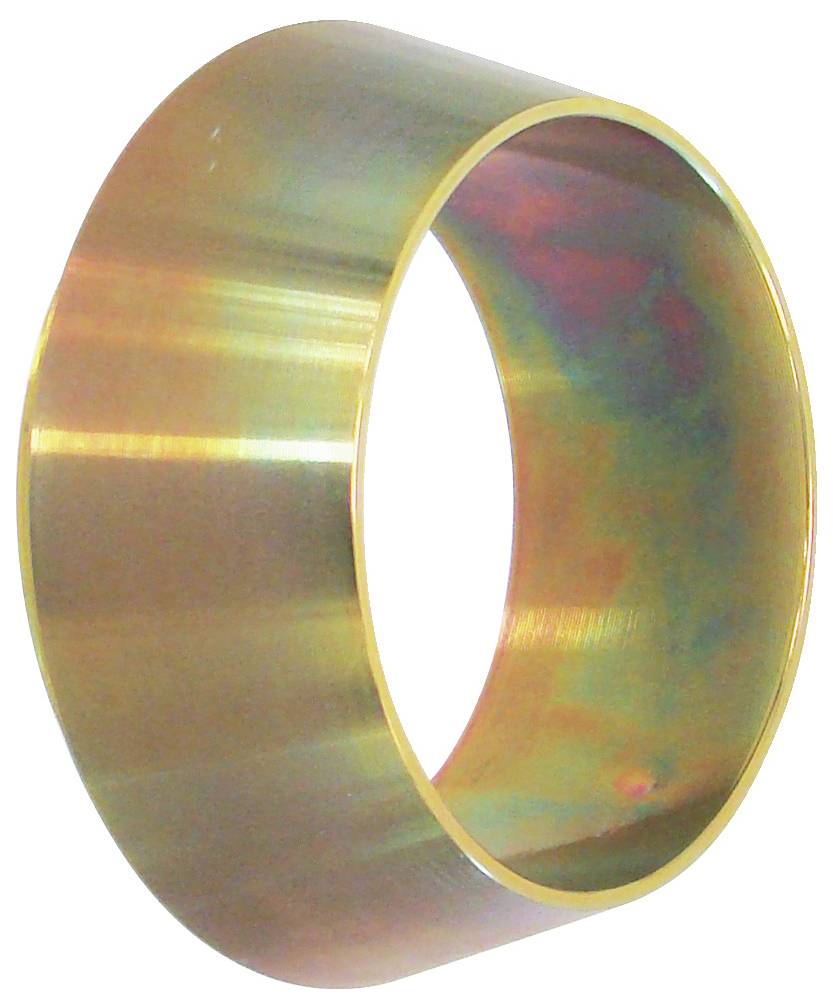 Ein metallischer Ring mit einer glänzenden, mehrfarbigen Oberfläche, die Töne von Gold, Grün und Rosa aufweist, vor einem schlichten weißen Hintergrund dargestellt.