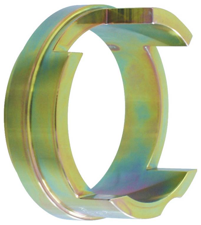 Eine metallische Rundklemme mit glänzender, schillernder Oberfläche, die zwei gekrümmte Schlitze aufweist.