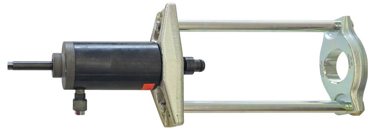 Ein langes Metallwerkzeug mit einem zylindrischen schwarzen Bauteil und zwei parallelen Stangen, die an einem rechteckigen Rahmen befestigt sind und in mechanischen Anwendungen verwendet wird.