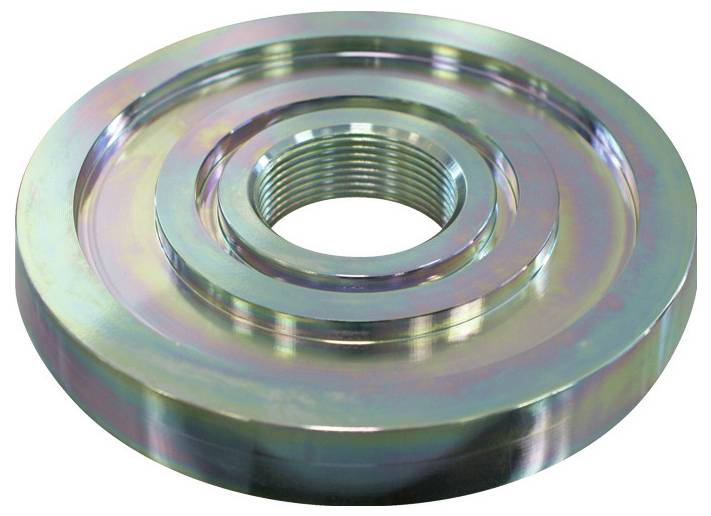 Eine metallische Gewindescheibe mit einer glatten, reflektierenden Oberfläche und konzentrischen Ringen, wahrscheinlich ein mechanisches Bauteil oder Komponente.