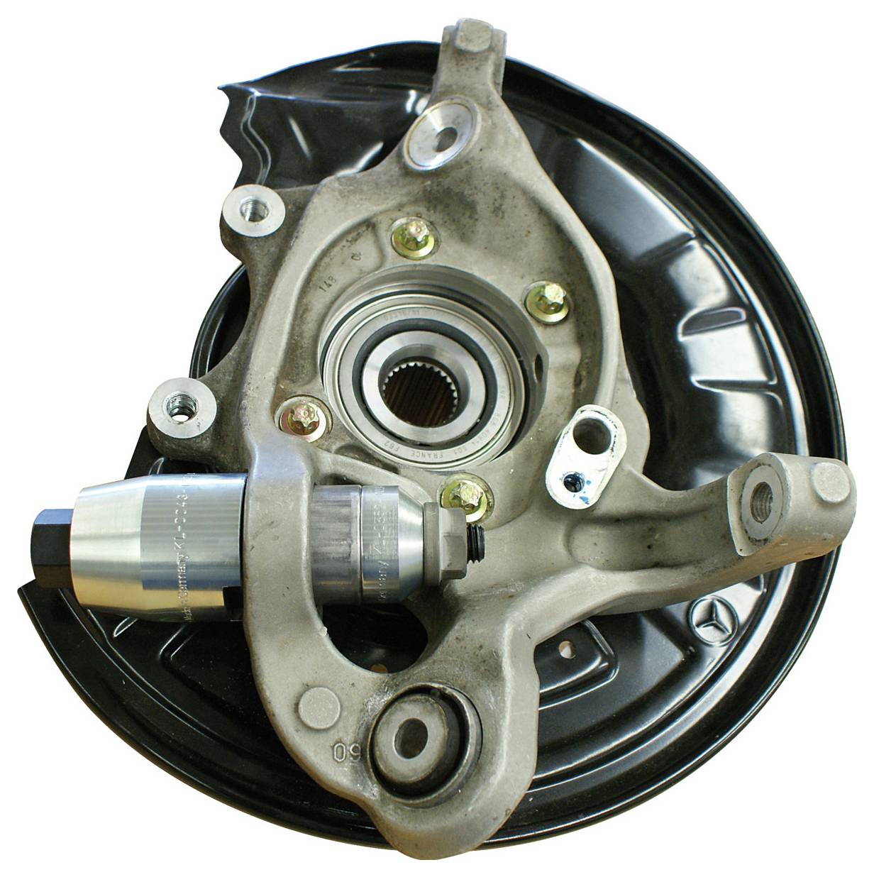 Ein Metallautomobilteil mit einer Radnabenmontage, die ein zentrales Lager und mehrere Schraubenlöcher aufweist, das in Fahrzeugsuspensionssystemen verwendet wird.