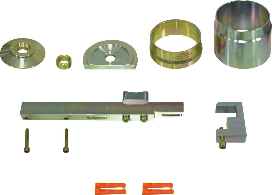 Metallkomponenten und Werkzeuge auf einer weißen Oberfläche angeordnet, einschließlich runder und rechteckiger Teile, Schrauben und orangefarbener Kunststoffteile.