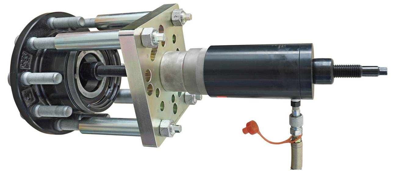 Ein hydraulisches Abzieher-Werkzeug zum Entfernen von fest sitzenden Teilen wie Lagern aus Maschinen. Es verfügt über einen Hydraulikzylinder und mehrere Stangen für Stabilität.
