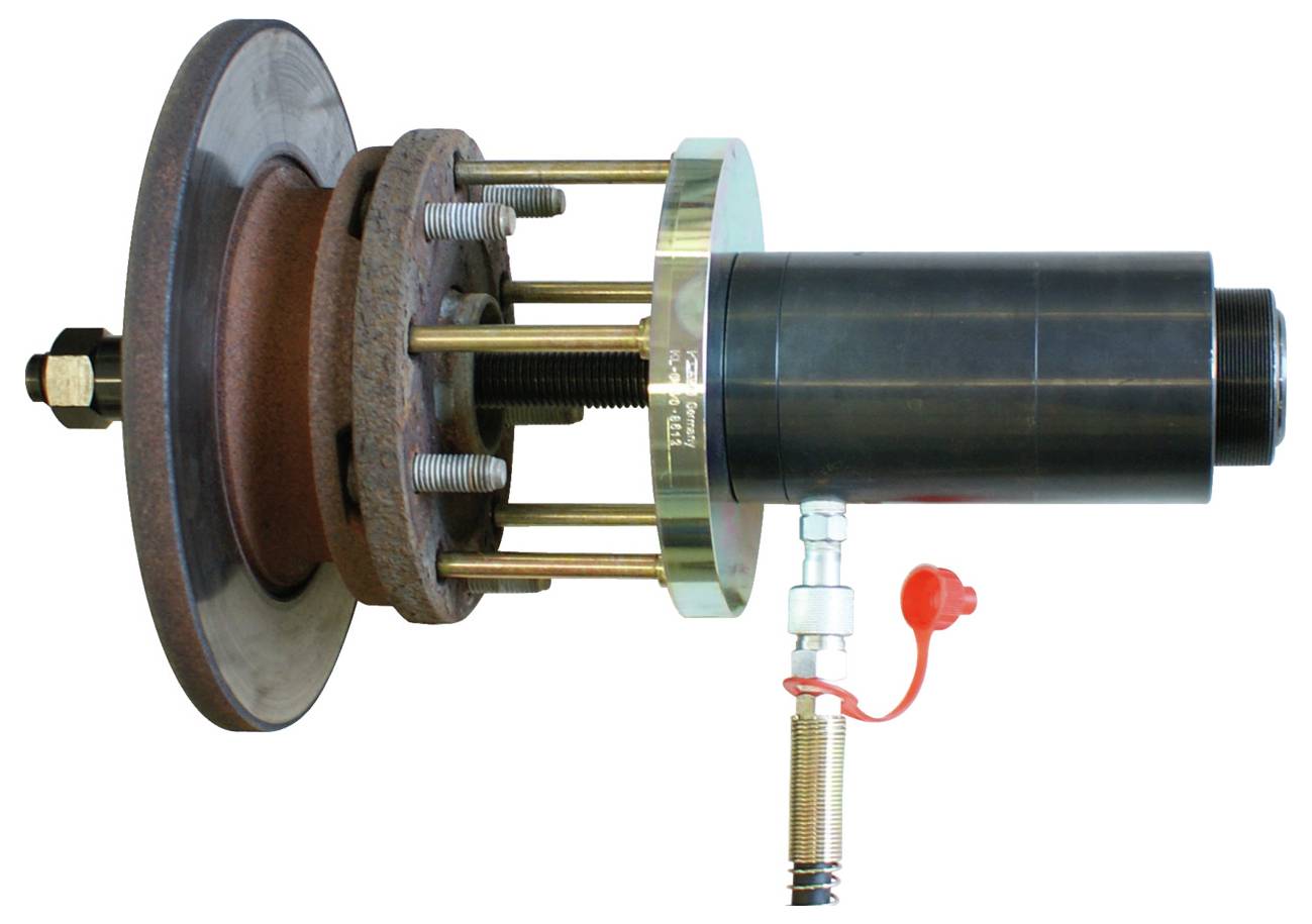 Ein mechanisches Werkzeug zur Autoreparatur, das auf der linken Seite einen Bremsrotor und auf der rechten Seite ein zylindrisches Werkzeug aufweist, die zusammen verschraubt sind.