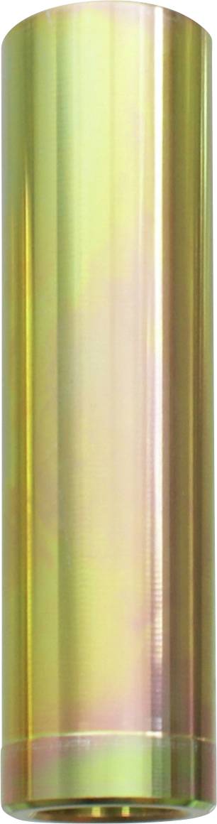 Eine Reihe von ausgerichteten, zylindrischen Batterien auf weißem Hintergrund, mit identischem Design und silbernen Oberseiten, die auf der rechten Seite allmählich in eine Unschärfe übergehen.