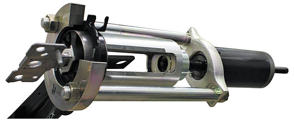 Eine Nahaufnahme eines Stoßdämpfers für Kraftfahrzeuge, die seine Metallkomponenten und Befestigungspunkte zeigt und sein Design und seine Struktur hervorhebt.