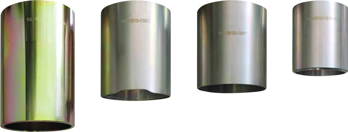 Vier Metallzylinder in verschiedenen Größen sind horizontal nebeneinander angeordnet, wobei Identifikationsnummern oben bei jedem gedruckt sind.