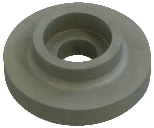 Eine graue Kunststoffscheibe mit erhöbenem zentralem Ring und einem kleineren Loch in der Mitte, ähnlich einer Rad- oder Riemenscheibenkomponente.