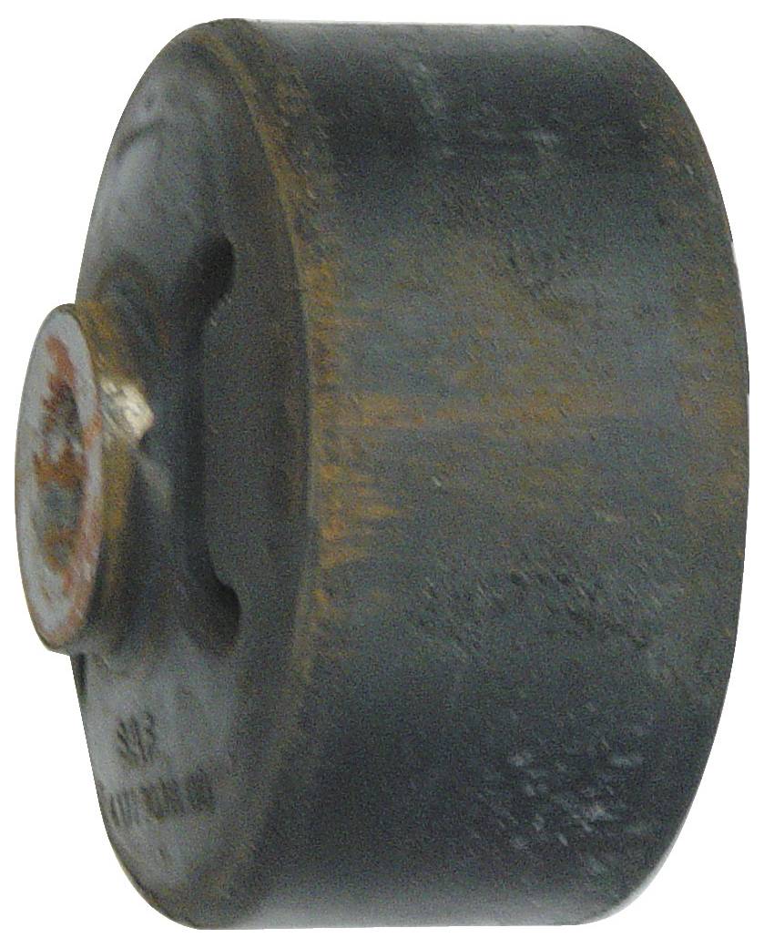 Ein Nahaufnahmebild einer rostigen zylindrischen Metallrolle mit einem runden hervorstehenden Abschnitt auf einer Seite und einigen Verschleißmarkierungen.