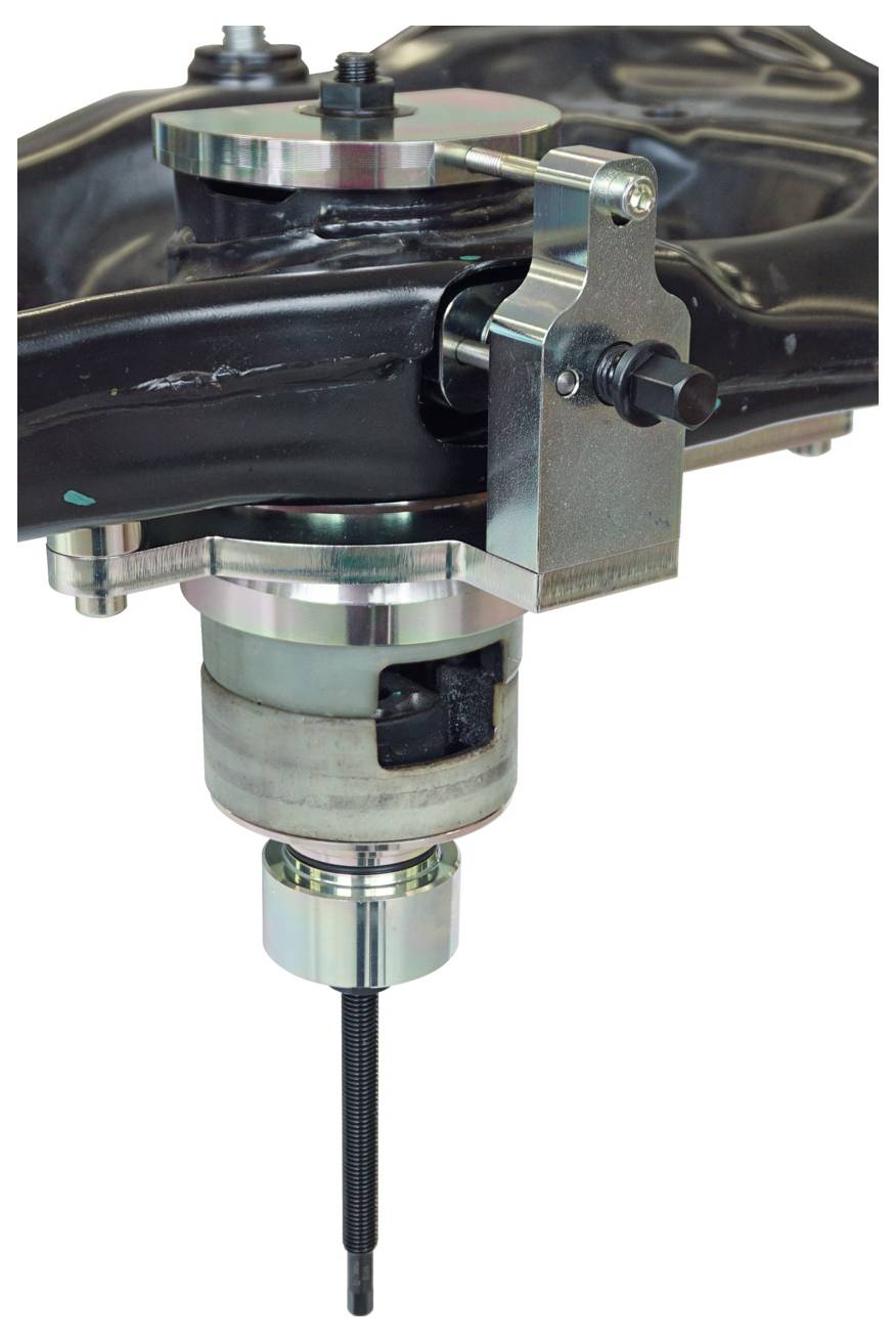 Kugelgelenk-Werkzeug im Einsatz zur Reparatur der Fahrzeugaufhängung, das den Mechanismus zeigt, der am Aufhängungsarm befestigt ist, um eine effiziente Entfernung zu ermöglichen.