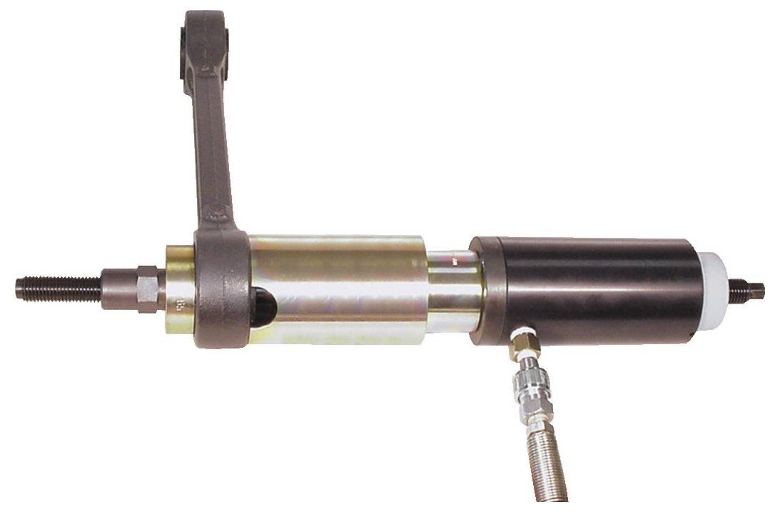 Eine zylindrische mechanische Komponente mit Metallgehäuse und einem Schwenkarm, wahrscheinlich ein Teil einer Industriemaschine oder eines Geräts, vor weißem Hintergrund.