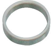 Eine Nahaufnahme eines einfachen, silbernen Bandringes ohne sichtbare Markierungen oder Verzierungen.