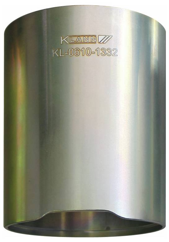 'Eine zylindrische Metallhülse mit der Aufschrift 'KLANIN KL-0610-1332' auf der Oberfläche eingraviert.'