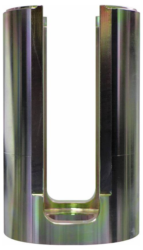 Ein metallisches U-förmiges Objekt mit vertikalen Rillen und einer reflektierenden Oberfläche, das aufrecht auf einer ebenen Fläche steht.