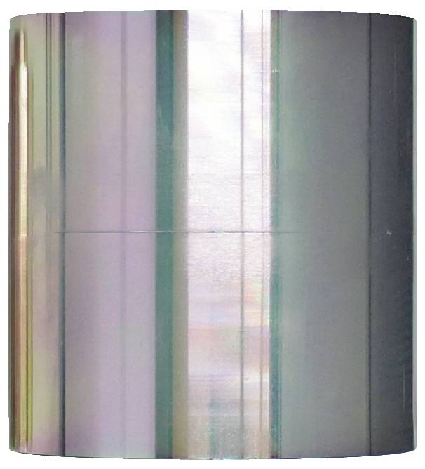 Eine glänzende, metallische zylindrische Oberfläche reflektiert verschiedene Pastelltöne und erzeugt ein glattes, schillerndes Erscheinungsbild.