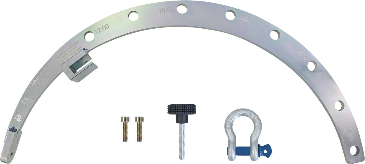 Ein gebogenes Metallwerkzeug mit mehreren Löchern, einem schwarzen Knopf, zwei Bolzen, einem Stift und einer Schäkel, wahrscheinlich Teile eines Hebe- oder Rigging-Sets.