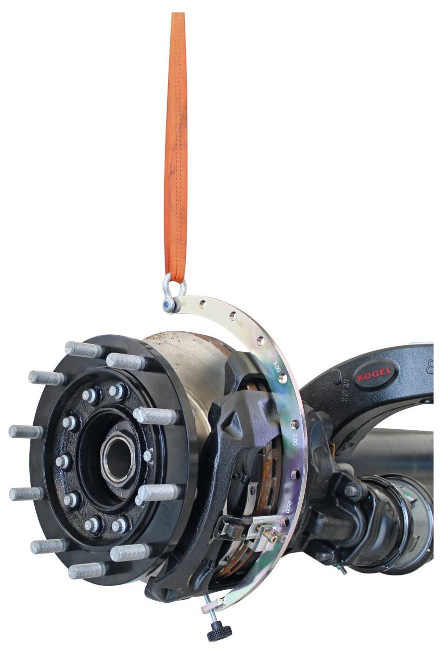 Eine an einem orangen Riemen aufgehängte Fahrzeugradhabe und Bremsanlage, die komplexe Metallkomponenten und ein Markenlogo zeigt.