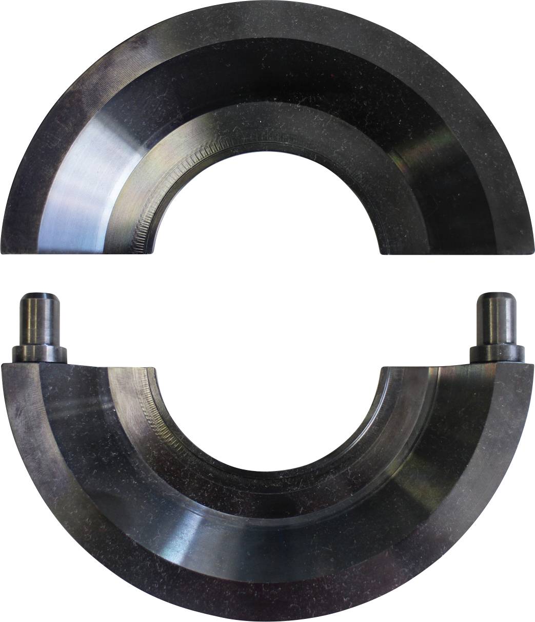 Zwei halbkreisförmige Metallkomponenten mit schraubenähnlichen Merkmalen, die so konstruiert sind, dass sie zusammenpassen.