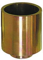 Zwei Hände verwenden eine Stecknuss und einen Schraubenschlüssel, um eine Schraube an einer mechanischen Komponente festzuziehen, was einen Reparatur- oder Montageprozess veranschaulicht.