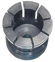 Ein Nahaufnahmebild einer Metallspannzange mit sechs Schlitzen, die typischerweise in Maschinen zum sicheren Halten von Werkstücken verwendet wird.