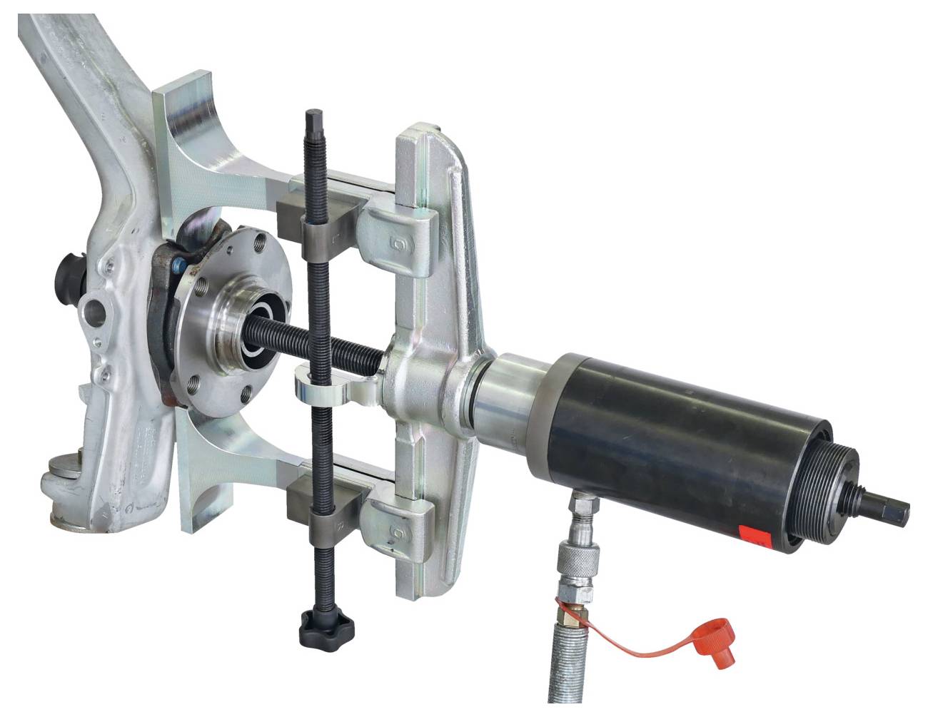 Ein mechanisches Werkzeug, das Kraft ausübt, um eine Radnabe aus einem Fahrzeugteil zu extrahieren, das seine Verwendung in der Autoreparatur demonstriert.