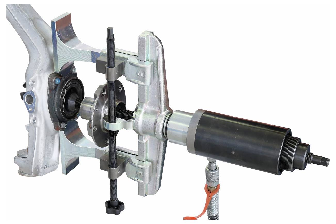 Antriebswerkzeug zum Entfernen eines Radlagers von einer Aufhängungskomponente, das den Prozess der Demontage und Reparatur in der Automobilwartung zeigt.