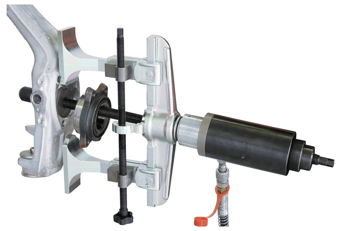 Ein hydraulisches Naben-Abzieher-Werkzeug ist an einer Autorad-Naben-Baugruppe angebracht und zeigt ein mechanisches Gerät zum Entfernen von Nabenkomponenten.