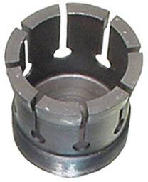 Ein kleines metallisches zylindrisches Objekt mit einer breiteren Basis und schmalerer Oberseite, das einer Buchse oder einem Abstandshalter ähnelt.