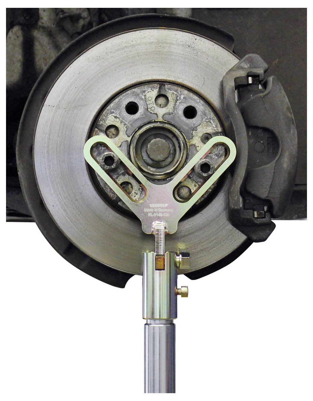 Eine Nahaufnahme eines mechanischen Werkzeugs mit einem Ratschenzahnradsystem, dunklem Metallgehäuse und silbernen Komponenten, das zum Anwenden von Drehmoment verwendet wird.