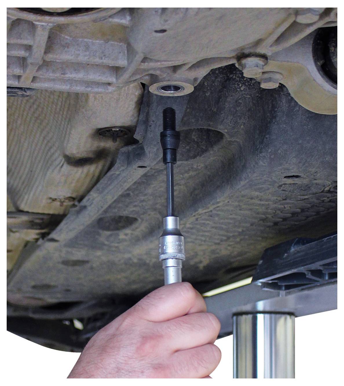 Ein großes, verschlissenes Metallrad mit sichtbarem Rost und einem zentralen Loch, möglicherweise verwendet in industriellen Maschinen oder als Laufrolle für schwere Ausrüstungen.