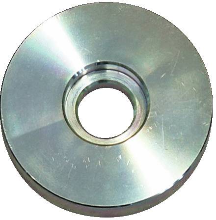 Eine metallische Unterlegscheibe mit zentralem Loch, glänzender und reflektierender Oberfläche, die in Maschinen verwendet wird, um die Last eines Gewindebefestigungselements zu verteilen.