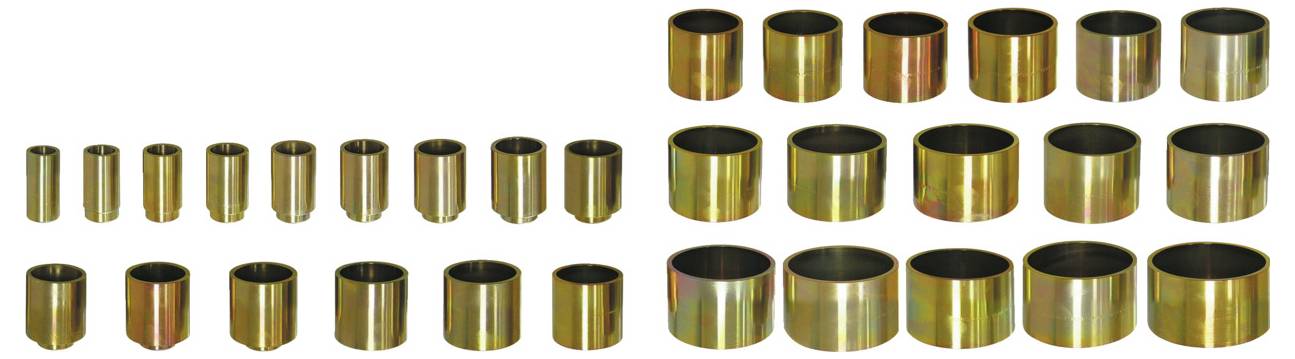 Ein Gitter aus Messingzylinderlagern verschiedener Größen, angeordnet in Reihen und Spalten auf weißem Hintergrund.