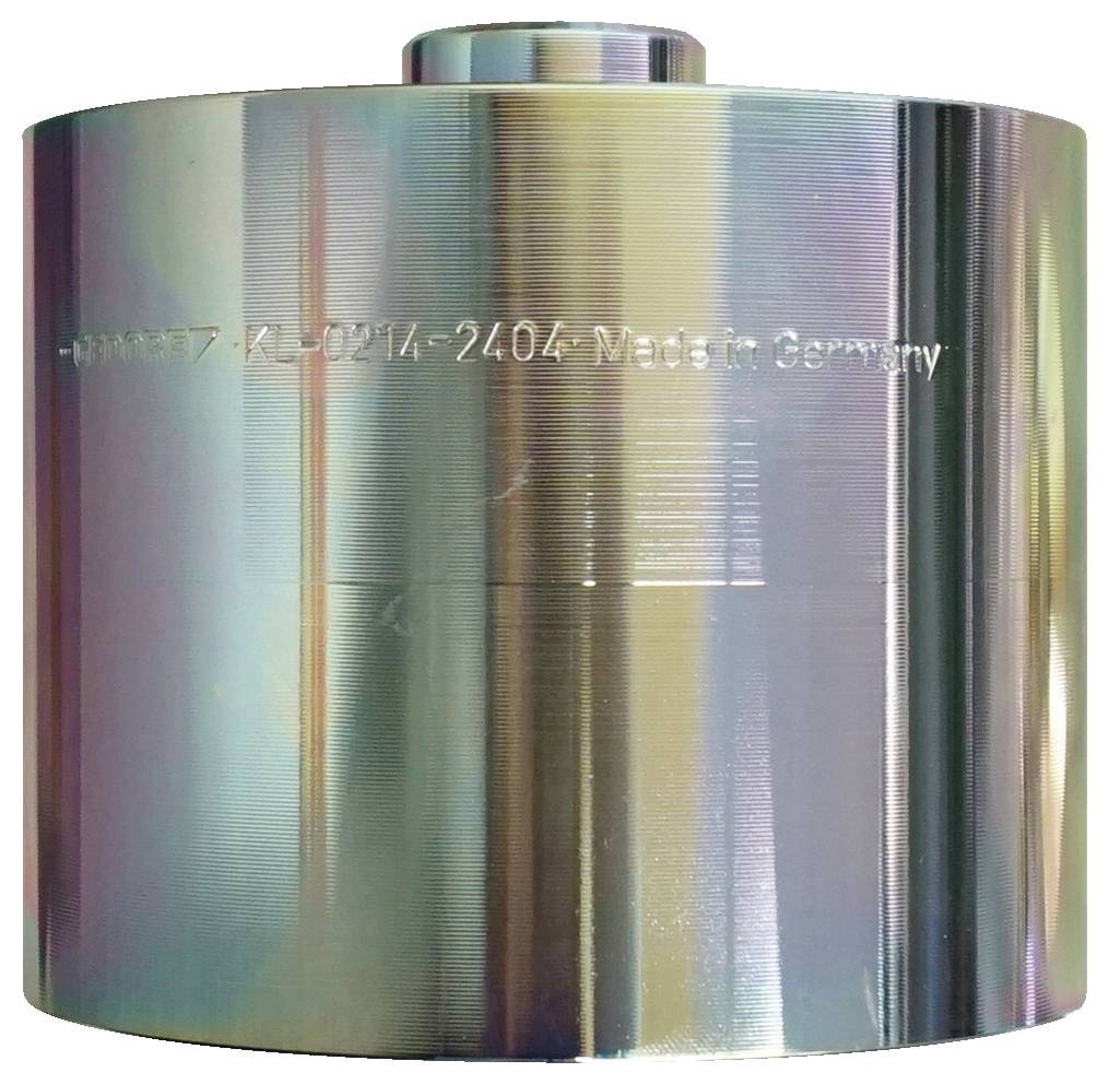 Das Bild zeigt die Unterseite eines Autos mit fünf roten Pfeilen, die auf spezifische Teile des Getriebes und des Motorlagerbereichs des Fahrzeugs zeigen.