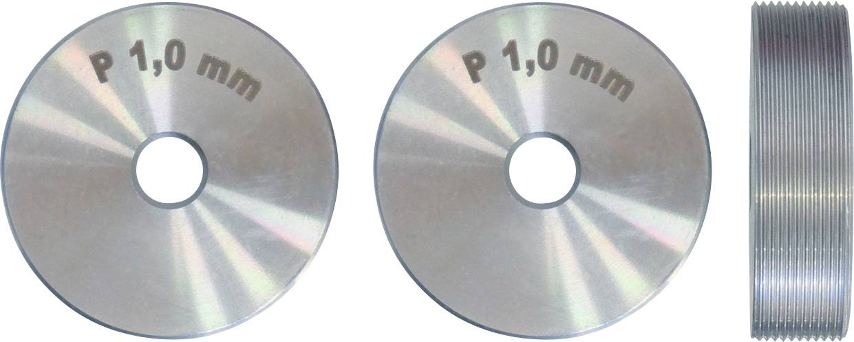 'Drei Metallscheiben, zwei flache mit Löchern und gekennzeichnet mit 'P 1,0 mm', und eine gestapelte, gerillte Scheibe auf der rechten Seite.'