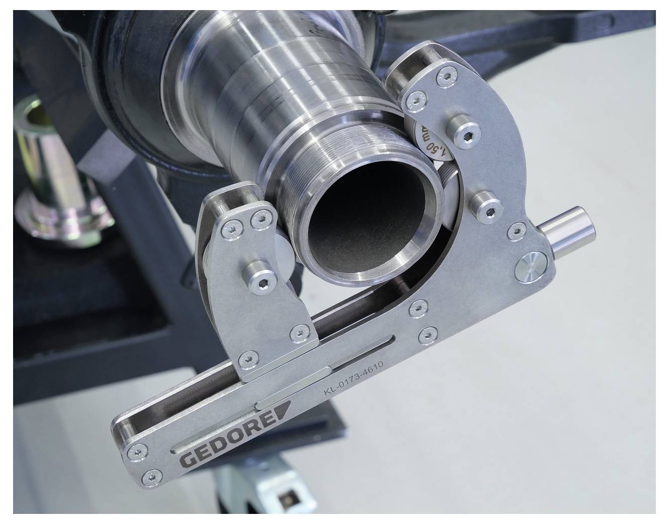 Metallausrichtungswerkzeug, das an einem zylindrischen Rahmen befestigt ist, gekennzeichnet mit 'GEDORE.'