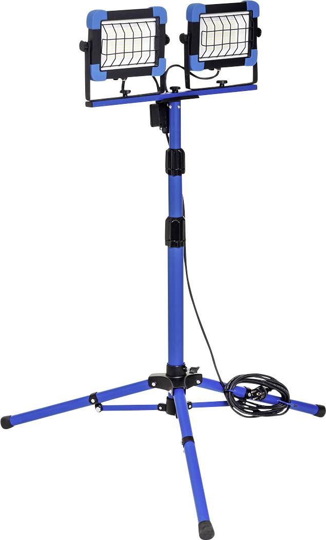 Ein blaulich leuchtender Doppelkopf-Arbeitsleuchte auf einem verstellbaren Stativständer mit einer aufgewickelten Stromleitung an der Basis, verwendet zur Bereitstellung von starker Beleuchtung.