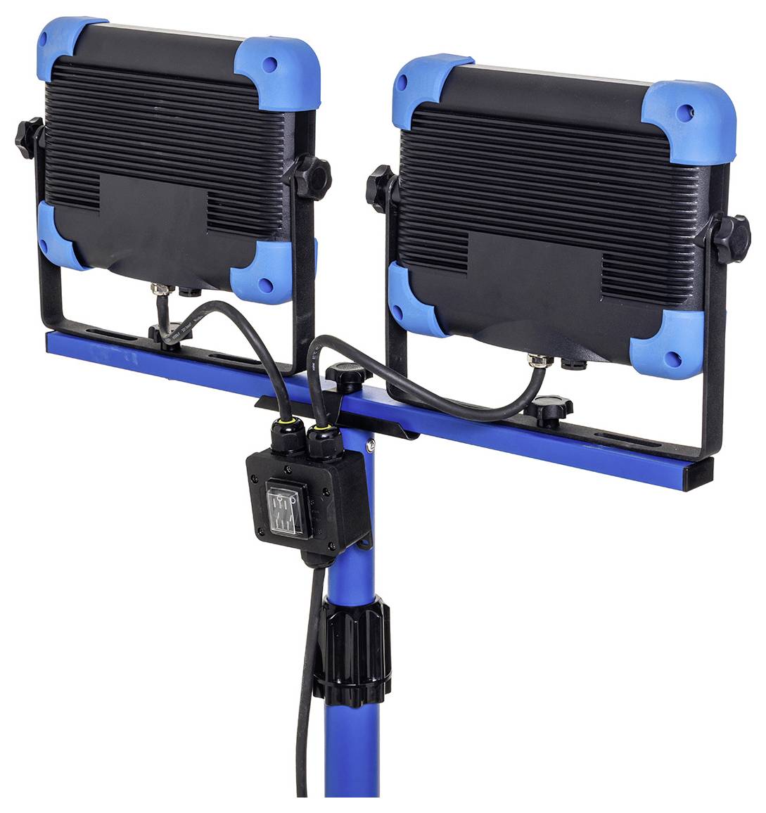 Zwei blau-schwarze LED-Flutlichter, die auf einem blauen Ständer montiert sind, mit einem verbundenen Stromkabel, das von der Kamera weg zeigt.