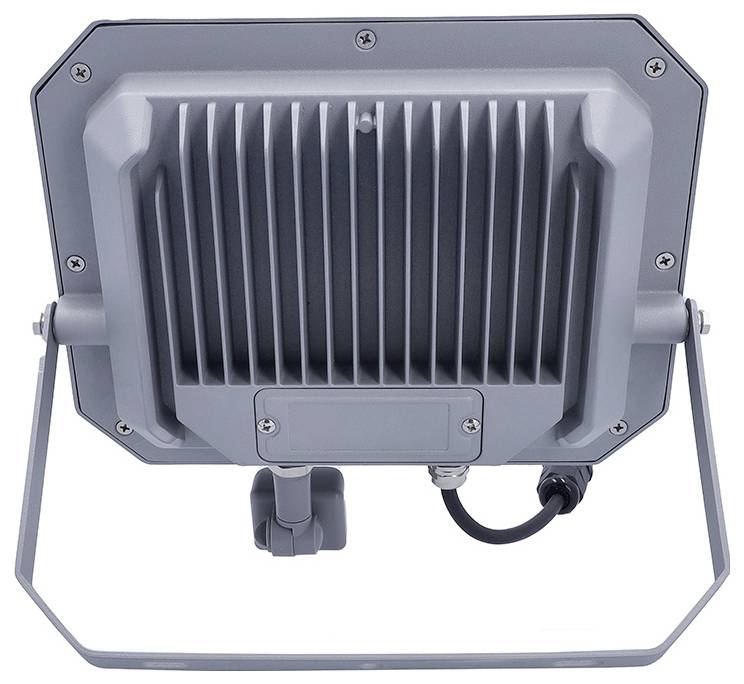 Das Bild zeigt die Rückansicht einer grauen, rechteckigen industriellen Flutlichtleuchte mit einem geripptem Kühlkörperdesign und einer Montageklammer.
