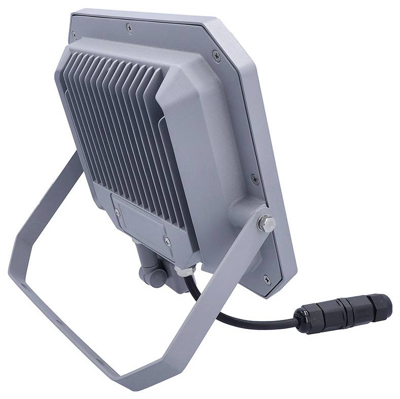 Ein graues, rechteckiges LED-Außenstrahler mit robustem Metallrahmen, Rippen zur Wärmeableitung und einem angeschlossenen schwarzen Kabel.