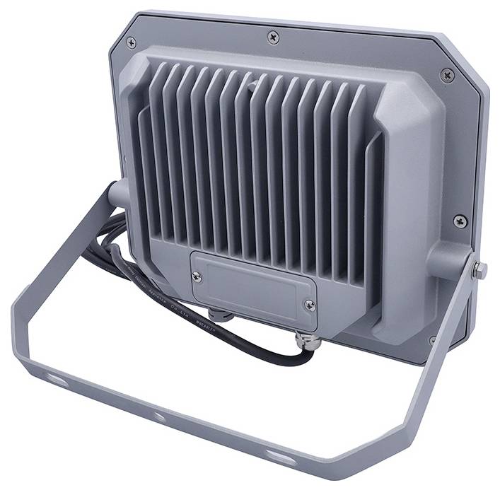 Das Bild zeigt die Rückansicht einer montierten LED-Flutlichtleuchte mit grauem Metallgehäuse, Kühlrippen und einem schwarzen Stromkabel.