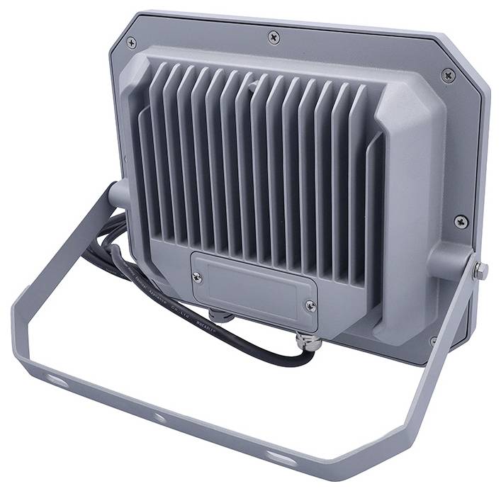Grauer LED-Flutlichtstrahler mit geripptem Kühlkörper, montiert auf einer verstellbaren Halterung, konzipiert für die Außenbeleuchtung.