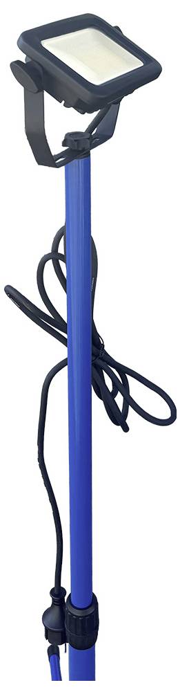 Ein tragbarer Baustrahler, der auf einem verstellbaren blauen Stativständer montiert ist, mit einem Stromkabel, das darum gewickelt ist.