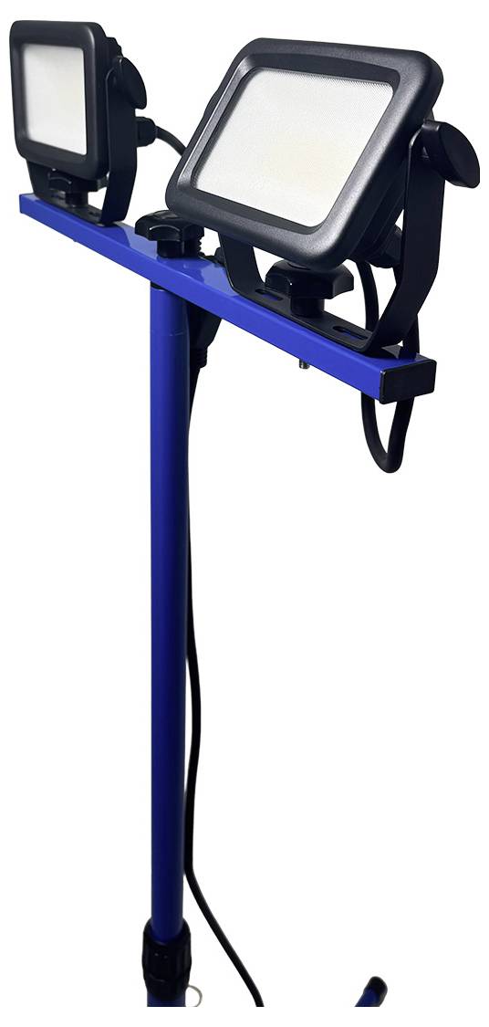 Zwei LED-Bauscheinwerfer auf einem blauen verstellbaren Stativständer. Die Leuchten sind nebeneinander positioniert und für die Ausleuchtung von Baustellen konzipiert.