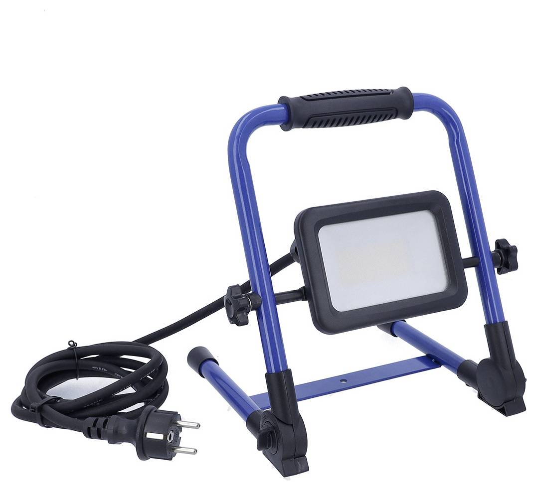 Tragbare LED-Arbeitsleuchte mit schwarzem und blauem Rahmen, verstellbarem Ständer und langem Stromkabel mit dreipoliger Steckdose.