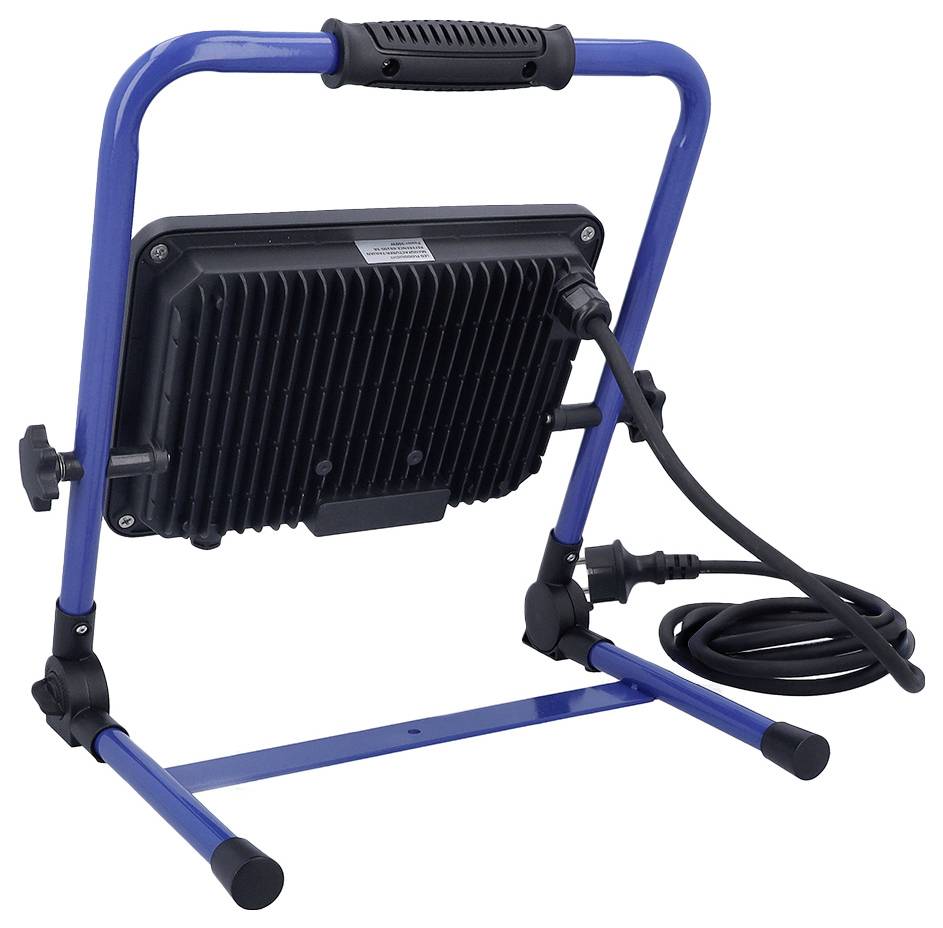 Eine tragbare Flutlichtleuchte auf einem blauen Metallständer mit einem verstellbaren Rahmen, mit einem langen schwarzen Stromkabel, das an der Seite angeschlossen ist.